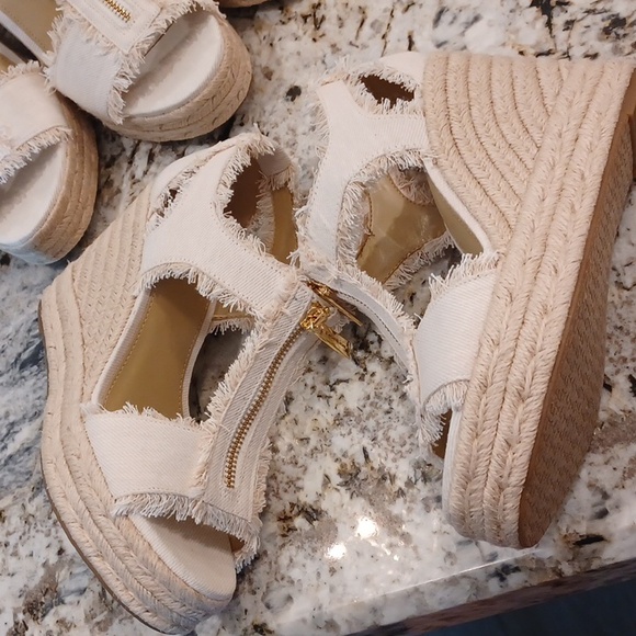 NEW Michael Kors Women's Berkley Wedge Sandals Cream Color Fringed Denim 8 - Picture 12 of 16
